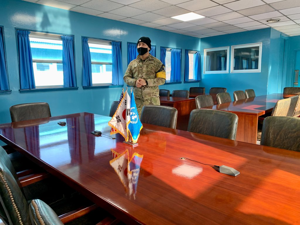 DMZ - Blue House 會議室內部 - 南北韓 會議桌